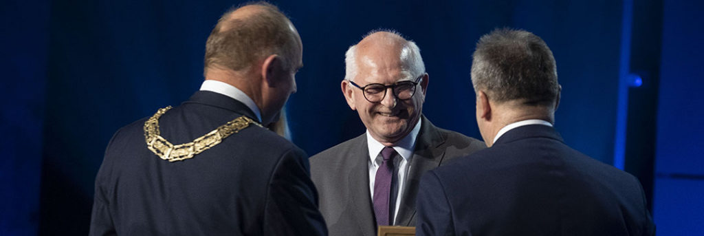 Dyrektor Rubnikowicz z nagrodą od Marszałka Województwa za rok 2018