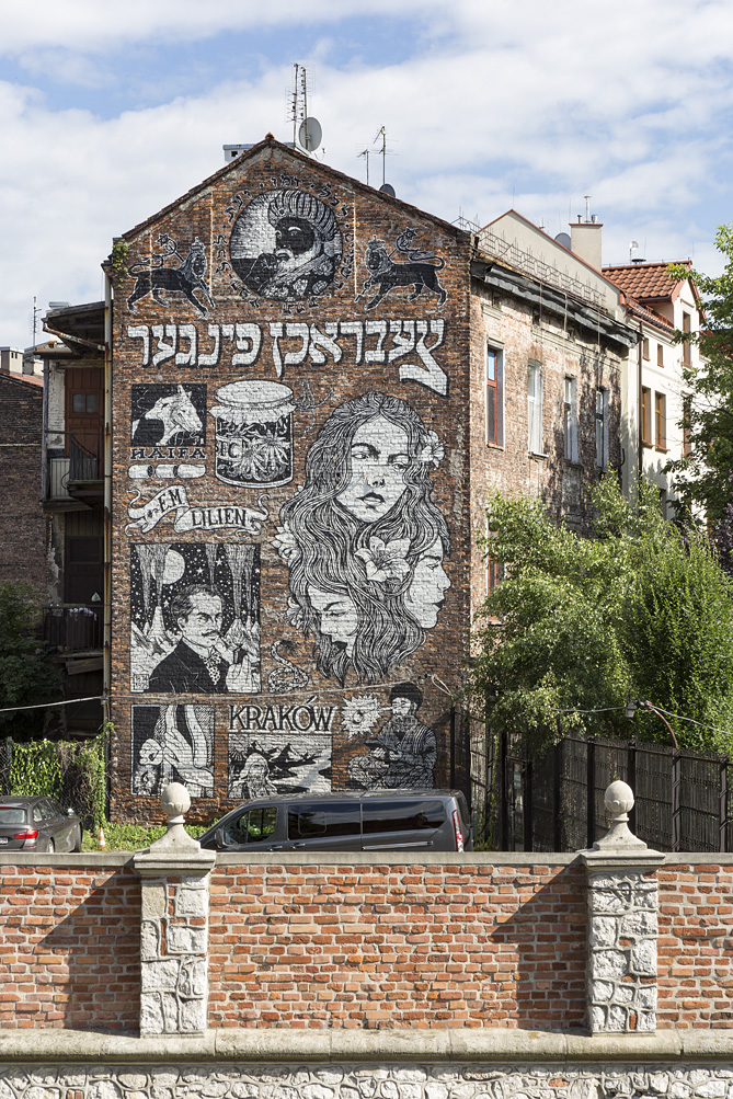 Fotografia przedstawia mural upamiętniający rodzinę Bosaków. 