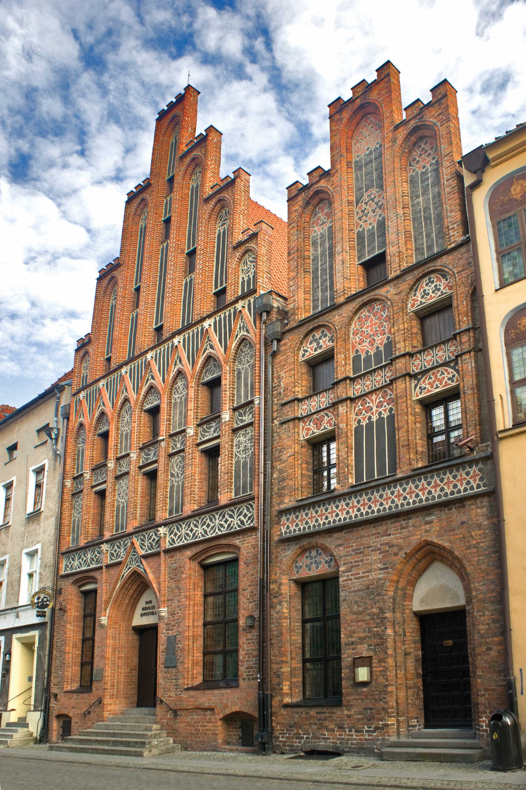 Fotografia przedstawia elewacje Domu Mikołaja Kopernika w Toruniu