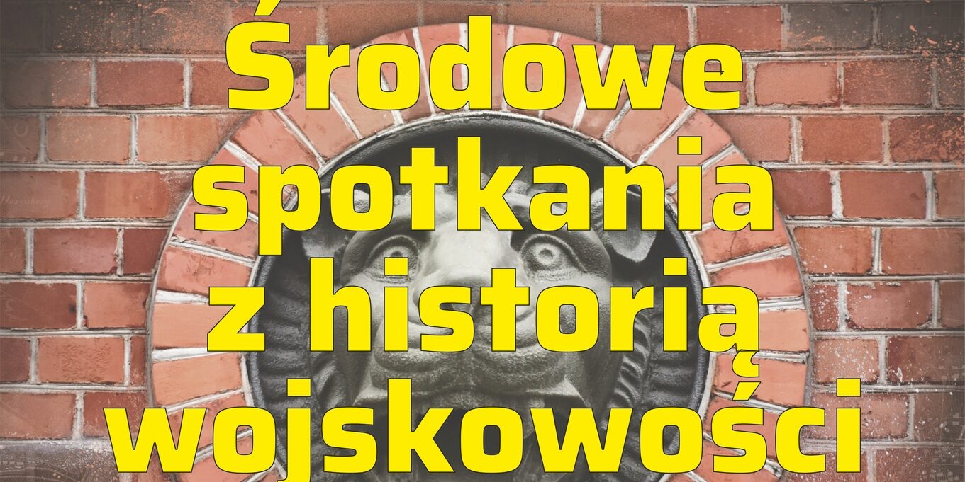 Obraz przedstawia część plakatu reklamującego wydarzenie - żółty napis ''Środowe spotkania z historią wojskowości'' na tle ceglanych murów budynku Muzeum Twierdzy Toruń