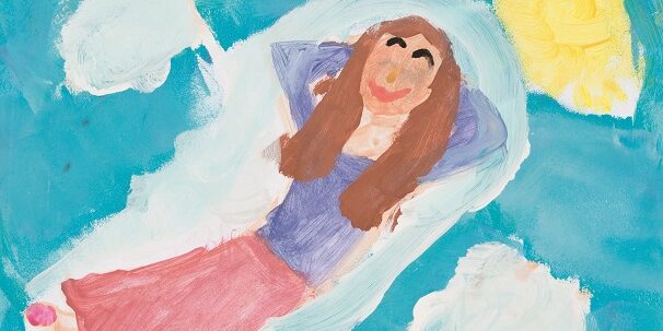 Fotografia przedstawia obraz namalowany lub narysowany, na którym przedstawiona została w sposób metaforyczny, dziewczynka która unosi się na białym obłoku w chmurach, w błękitnym niebie, obok słońce. Jest zadowolona i radosna, wolna i uśmiechnięta.