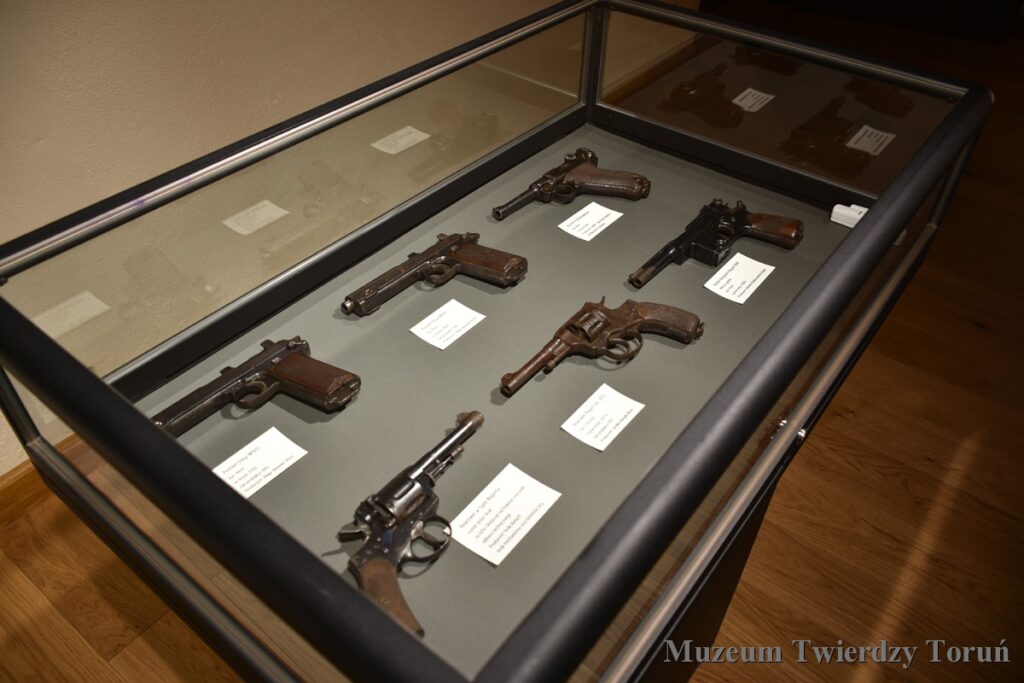 Sześć sztuk broni w gablocie muzealnej.