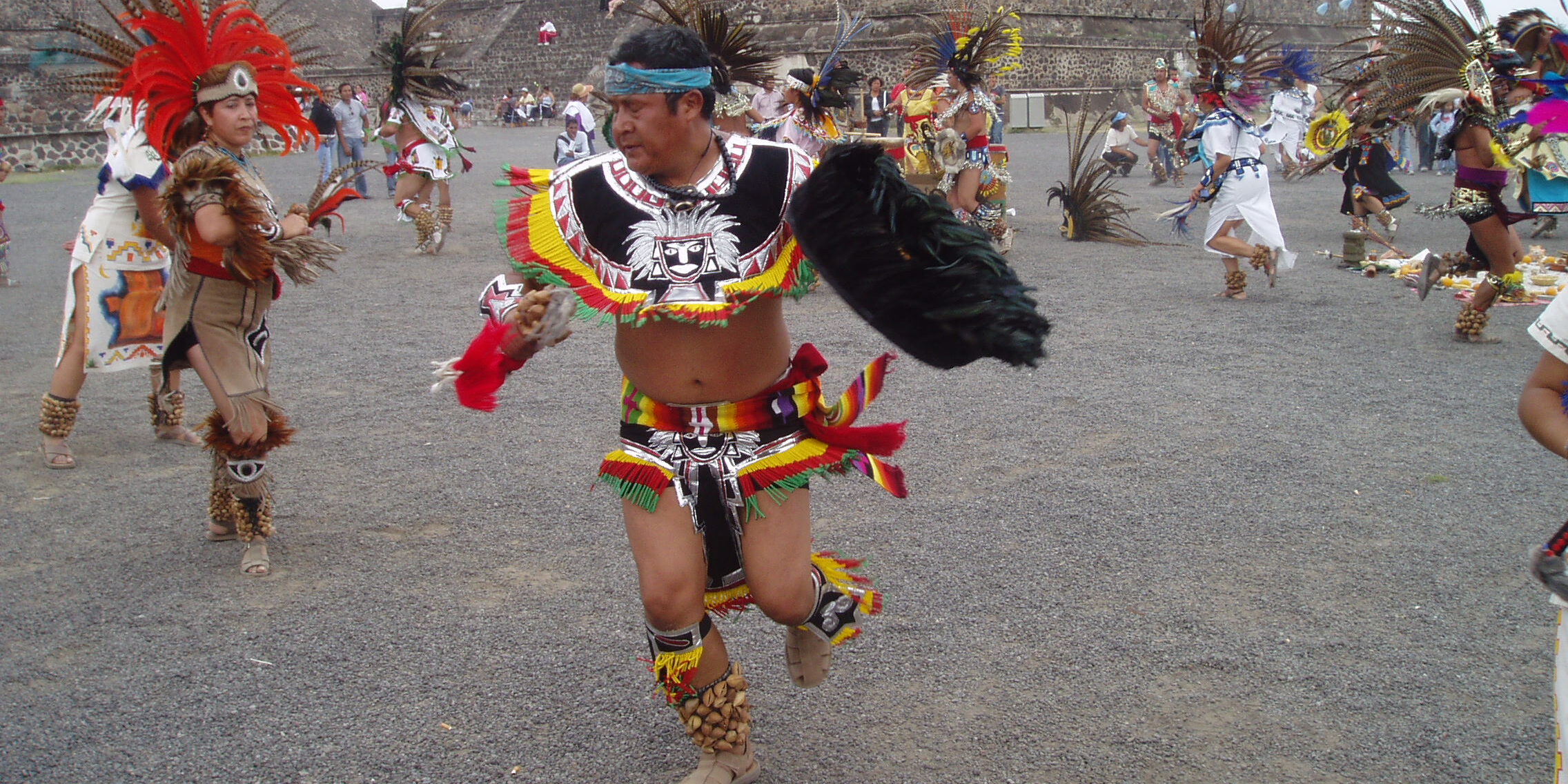 Ludzie tańczący w tradycyjnych strojach z Ameryki Środkowej