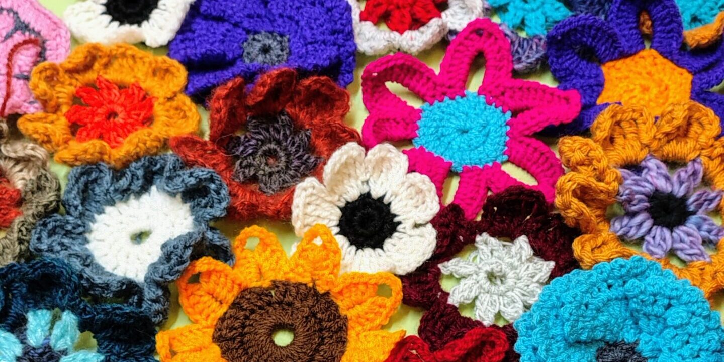 Tworzymy kwiatowy mural z okazji wydarzenia „Dzierganie na dziedzińcu”